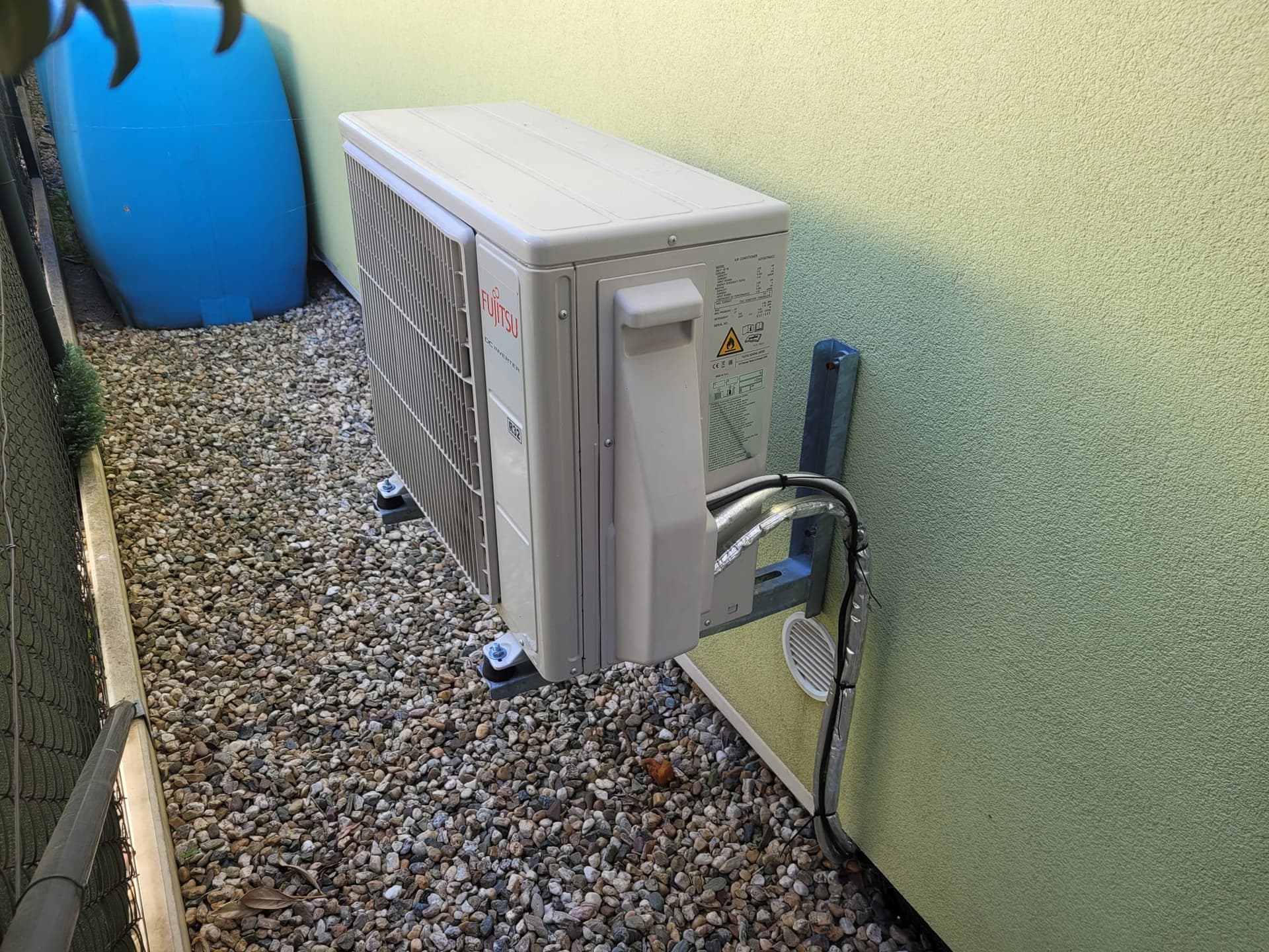Venkovní jednotka Fujitsu pro aktivní chlazení u vzorového domu